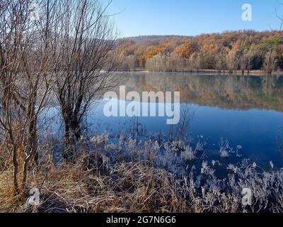 FRANKREICH. PROVENCE. ALPES DE HAUTE PROVENCE (04) STE CROIX SEE BEI BAUDUEN, IM WINTER Stockfoto