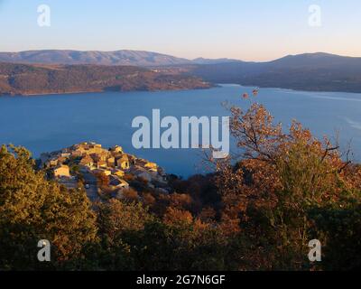 FRANKREICH. PROVENCE. ALPES DE HAUTE PROVENCE (04) SEE STE CROIX Stockfoto