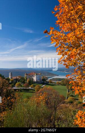 FRANKREICH. ALPES-DE-HAUTE PROVENCE (04) AIGUINES UND DAS SCHLOSS IM HERBST Stockfoto