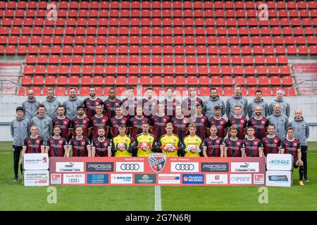 15. Juli 2021, Bayern, Ingelheim: Team-Fotosession FC Ingolstadt für die Saison 2021/2022 im Audi Sportpark. Hintere Reihe, von links: Co-Trainer-Analyse Christoph Kappel, Trainer Michael Klattenbacher, Teamkoordinator Marcel Posselt, Rico Preißinger, Dominik Franke, Dennis Eckert Ayensa, Caniggia Elva, Jonatan Kotzke, Fatih Kaya, Physiotherapeut Stephan Retzer, Physiotherapeut Georg Meyer, Physiotherapeut Matthias Blaser, Dr. med. Michael Grubwinkler. Mittlere Reihe, von links: Cheftrainer Roberto Pätzold, Co-Trainer Thomas Karg, Maximilian Wolfram, Selman El BaseT, Filip Bilbija, Thomas Keller, Justin Stockfoto