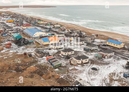 Enurmino, Tschukotka autonomer Bezirk, Russland - 14. Oktober 2020: Nördliches Dorf am Ufer des Tschuktschen Meeres. Stockfoto