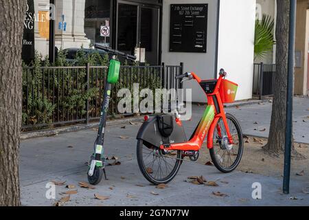 Jump Bike auf dem Bürgersteig in Sacramento geparkt, es heißt jetzt Lime, auf dem Bürgersteig Stockfoto