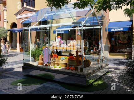 Plexiglas geschlossene Ausstellung von Modeartikeln Las Rozas Open Air Outlet Einkaufszentrum Madrid Spanien Sommer Stockfoto