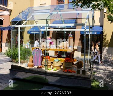 Plexiglas geschlossene Ausstellung von Modeartikeln Las Rozas Open Air Outlet Einkaufszentrum Madrid Spanien Sommer Stockfoto