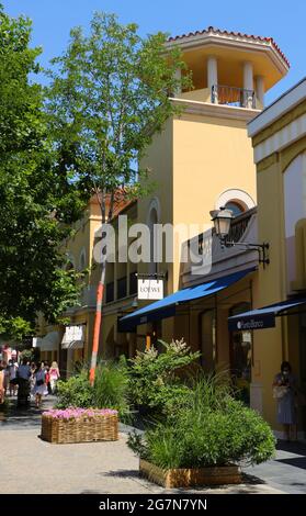 Las Rozas Open Air Outlet Shopping Mall Madrid Spanien Sommer Stockfoto