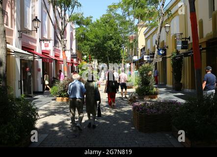 Las Rozas Open Air Outlet Shopping Mall Madrid Spanien Sommer Stockfoto