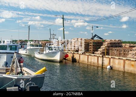 Hummer-Fischerboote wurden am Kai auf der ländlichen Prince Edward Island, Kanada, festgebunden. Stockfoto