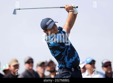 Der US-Amerikaner Patrick Reed schlägt am ersten Tag der Open im Royal St George's Golf Club in Sandwich, Kent, ab. Bilddatum: Donnerstag, 15. Juli 2021. Stockfoto