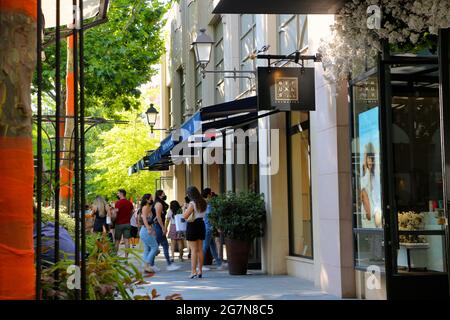 Blick auf die Geschäfte und Käufer in Las Rozas Outlets Einkaufszentrum an einem sonnigen Sommernachmittag Madrid Spanien Stockfoto