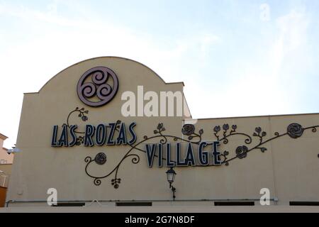 Großes Wandschild am Eingang zum Open-Air-Outlet-Einkaufszentrum Las Rozas Village Madrid Spanien Stockfoto