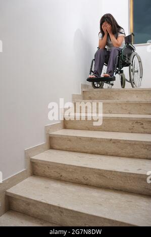 Frau im Rollstuhl blockierte die Treppe Stockfoto