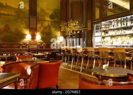 FRANKREICH. PARIS 75001. DAS HOTEL MEURICE (5*). DIE BAR 228 WURDE 2007 VOM DESIGNER PHILIPPE STARCK RENOVIERT. Stockfoto