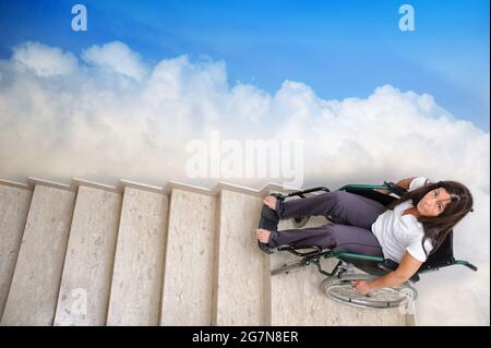 Frau im Rollstuhl blockierte die Treppe, die sich Freiheit vorstellt Stockfoto