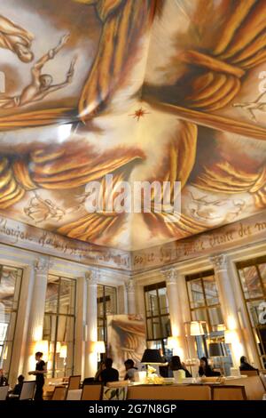 FRANKREICH. PARIS 75001. DAS HOTEL MEURICE (5*). DAS RESTAURANT DALI WURDE VON PHILIPPE STARCK UND SEINER TOCHTER ARA ENTWORFEN. Stockfoto