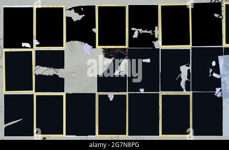 Set von leeren Plakaten, Plakaten, Bilderrahmen an Betonwänden, grunziger Stil Stockfoto