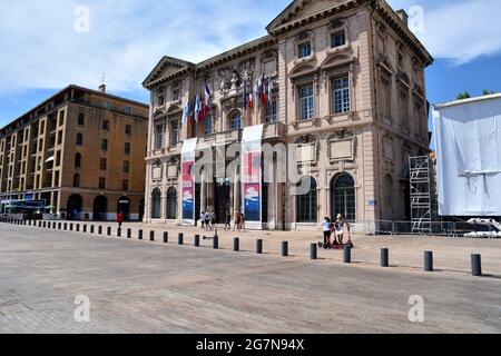 Marseille, Frankreich. Juli 2021. Banner des "Marseille Summer" an der Fassade des Rathauses.zum zweiten Mal in Folge bietet die Stadt Marseille vom 1. Juli bis zum 31. August 2021 einen "Marseille Summer" an. Aus diesem Anlass wird der Quai du Port zu einer Fußgängerzone zwischen dem Ombrière und dem Fort Saint-Jean, die mit Dutzenden von Säulen voller Blumen und vegetierter Räume geschmückt ist. Kredit: SOPA Images Limited/Alamy Live Nachrichten Stockfoto