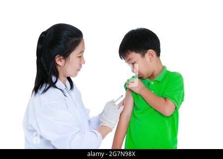 Arzt, der den Arm des Jungen impft. Asiatische Krankheit Junge Sorgen über Impfspritze. Isoliert auf weißem Hintergrund. Gesundheitsfürsorge und medizinisches Konzept. Stockfoto