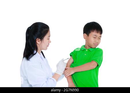 Arzt, der den Arm des Jungen impft. Asiatische Krankheit Junge Sorgen über Impfspritze. Isoliert auf weißem Hintergrund. Gesundheitsfürsorge und medizinisches Konzept. Stockfoto