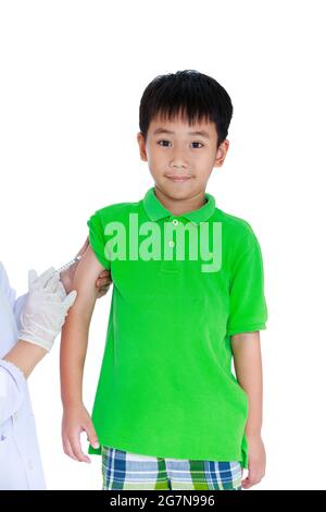 Arzt, der den Arm des Jungen impft. Asiatische Krankheit Junge erhalten eine Injektion, Impfung. Isoliert auf weißem Hintergrund. Gesundheitsfürsorge und medizinisches Konzept. Stockfoto