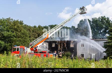 Norderstedt, Deutschland. Juli 2021. Die Einsatzkräfte bekämpfen ein Feuer in einem Flüchtlingsheim, das dort am Nachmittag ausbrach. Quelle: Markus Scholz/dpa/Alamy Live News Stockfoto