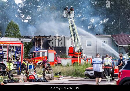 Norderstedt, Deutschland. Juli 2021. Die Einsatzkräfte bekämpfen ein Feuer in einem Flüchtlingsheim, das dort am Nachmittag ausbrach. Quelle: Markus Scholz/dpa/Alamy Live News Stockfoto