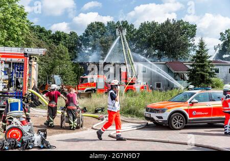 Norderstedt, Deutschland. Juli 2021. Die Einsatzkräfte bekämpfen ein Feuer in einem Flüchtlingsheim, das dort am Nachmittag ausbrach. Quelle: Markus Scholz/dpa/Alamy Live News Stockfoto