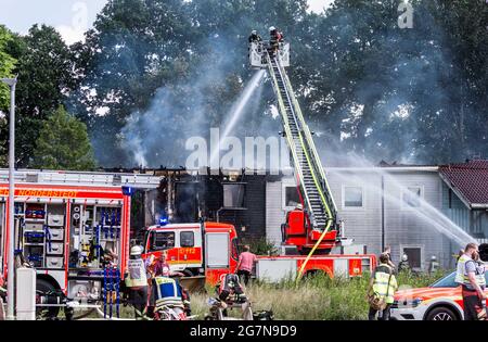 Norderstedt, Deutschland. Juli 2021. Die Einsatzkräfte bekämpfen ein Feuer in einem Flüchtlingsheim, das dort am Nachmittag ausbrach. Quelle: Markus Scholz/dpa/Alamy Live News Stockfoto