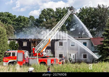 Norderstedt, Deutschland. Juli 2021. Die Einsatzkräfte bekämpfen ein Feuer in einem Flüchtlingsheim, das dort am Nachmittag ausbrach. Quelle: Markus Scholz/dpa/Alamy Live News Stockfoto