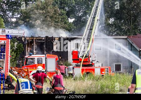 Norderstedt, Deutschland. Juli 2021. Die Einsatzkräfte bekämpfen ein Feuer in einem Flüchtlingsheim, das dort am Nachmittag ausbrach. Quelle: Markus Scholz/dpa/Alamy Live News Stockfoto