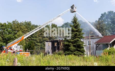 Norderstedt, Deutschland. Juli 2021. Die Einsatzkräfte bekämpfen ein Feuer in einem Flüchtlingsheim, das dort am Nachmittag ausbrach. Quelle: Markus Scholz/dpa/Alamy Live News Stockfoto