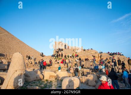 Adiyaman / Türkei - 05/29/2010: Einheimische und ausländische Touristen beobachten den Sonnenaufgang und gehen zum Berghang, um die antiken Ruinen zu sehen. Stockfoto