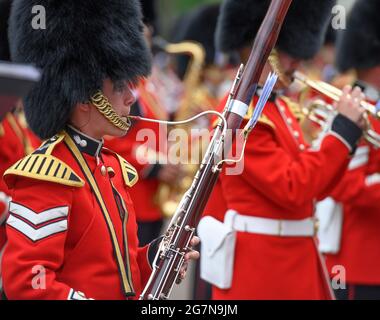 Wellington Barracks, London, Großbritannien. 15. Juli 2021. Massierte Bands der Household Division geben einen Vorgeschmack auf das Programm des militärischen Musicals Spectacular, The Sword & the Crown, das am Abend des 20./21/22. Juli auf der historischen Horse Guards Parade stattfinden wird. Die Vorschau zeigt den Paradeplatz der Wellington Barracks mit Bands der Grenadier, Coldstream, Schotten, Irischen und Walisischen Garden und Vertretern des 1. Bataillon Grenadier Corps of Drums. Quelle: Malcolm Park/Alamy Live News Stockfoto