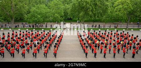 Wellington Barracks, London, Großbritannien. 15. Juli 2021. Massierte Bands der Household Division geben einen Vorgeschmack auf das Programm des militärischen Musicals Spectacular, The Sword & the Crown, das am Abend des 20./21/22. Juli auf der historischen Horse Guards Parade stattfinden wird. Die Vorschau zeigt den Paradeplatz der Wellington Barracks mit Bands der Grenadier, Coldstream, Schotten, Irischen und Walisischen Garden und Vertretern des 1. Bataillon Grenadier Corps of Drums, die von Passanten auf dem Birdcage Walk beobachtet werden. Quelle: Malcolm Park/Alamy Live News Stockfoto