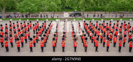 Wellington Barracks, London, Großbritannien. 15. Juli 2021. Massierte Bands der Household Division geben einen Vorgeschmack auf das Programm des militärischen Musicals Spectacular, The Sword & the Crown, das am Abend des 20./21/22. Juli auf der historischen Horse Guards Parade stattfinden wird. Die Vorschau zeigt den Paradeplatz der Wellington Barracks mit Bands der Grenadier, Coldstream, Schotten, Irischen und Walisischen Garden und Vertretern des 1. Bataillon Grenadier Corps of Drums, die von Passanten auf dem Birdcage Walk beobachtet werden. Quelle: Malcolm Park/Alamy Live News Stockfoto