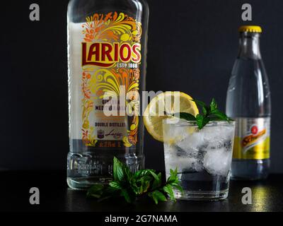 Ukraine. Juli 2021. Auf dieser Abbildung sind Flaschen mit Gin Larios und Schweppes Indian Tonic und Fertiggetränk in einem vermistelten Glas mit Eis, einer Scheibe Zitrone und einem Zweig Minze zu sehen. Kredit: SOPA Images Limited/Alamy Live Nachrichten Stockfoto