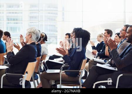 Diese Konferenz ist in vielerlei Hinsicht lohnend Stockfoto