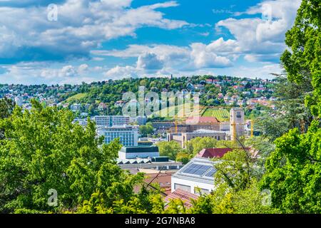 Deutschland, Stuttgart Luftdrohnen-Panoramablick über die wunderschöne Skyline und das Bahnhofsgebäude im Stadtbild der Innenstadt an sonnigen Tagen im Sommer Stockfoto