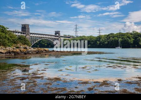 Die Britannia-Brücke von der Küste der Menai-Straße bei Ebbe, Anglesey, Nordwales Stockfoto