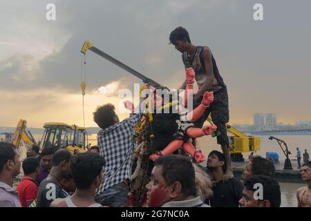 KALKUTTA, WESTBENGALEN, INDIEN - 30. SEPTEMBER 2017: Idol der Göttin Durga wird im Heiligen Fluss Ganges eingetaucht. Gefeiert von Hindus als 'vijaya Dashami Stockfoto