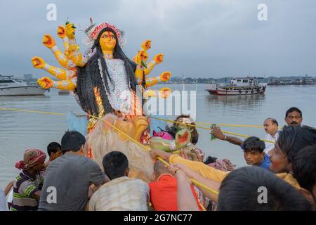KALKUTTA, WESTBENGALEN, INDIEN - 30. SEPTEMBER 2017: Idol der Göttin Durga wird in den Heiligen Fluss Ganges, genannt 'Bisorjon', eingetaucht. Veranstaltung wird gefeiert Stockfoto