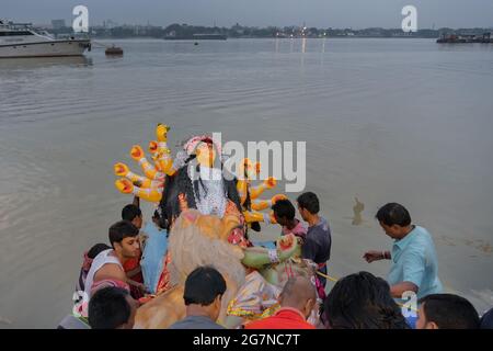 KALKUTTA, WESTBENGALEN, INDIEN - 30. SEPTEMBER 2017: Idol der Göttin Durga wird in den Heiligen Fluss Ganges, genannt 'Bisorjon', eingetaucht. Veranstaltung wird gefeiert Stockfoto