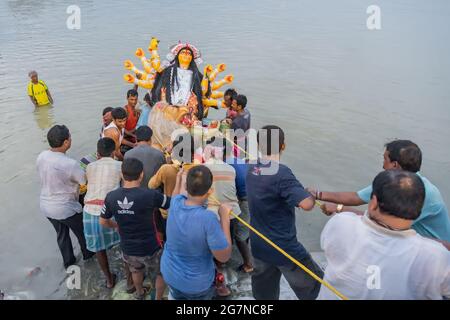 KALKUTTA, WESTBENGALEN, INDIEN - 30. SEPTEMBER 2017: Idol der Göttin Durga wird in den Heiligen Fluss Ganges, genannt 'Bisorjon', eingetaucht. Veranstaltung wird gefeiert Stockfoto