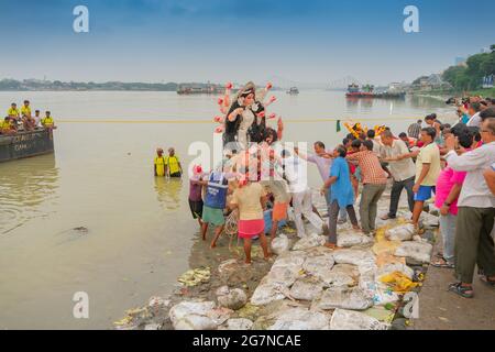 KALKUTTA, WESTBENGALEN, INDIEN - 30. SEPTEMBER 2017: Idol der Göttin Durga wird im Heiligen Fluss Ganges eingetaucht. Gefeiert von Hindus als 'vijaya Dashami Stockfoto