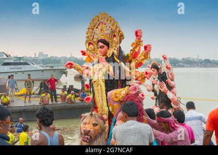 KALKUTTA, WESTBENGALEN, INDIEN - 30. SEPTEMBER 2017: Idol der Göttin Durga wird im Heiligen Fluss Ganges eingetaucht. Gefeiert von Hindus als 'vijaya Dashami Stockfoto