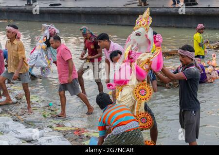 KOLKATA, WESTBENGALEN, INDIEN - 30. SEPTEMBER 2017: Idol von Lord Ganesha wird in den Heiligen Fluss Ganges eingetaucht. Von Hindus als „vijaya Dashami“ gefeiert Stockfoto