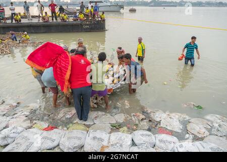 KALKUTTA, WESTBENGALEN, INDIEN - 30. SEPTEMBER 2017: Idol der Göttin Durga wird im Heiligen Fluss Ganges eingetaucht. Gefeiert von Hindus als 'vijaya Dashami Stockfoto