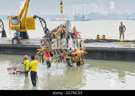 KALKUTTA, WESTBENGALEN, INDIEN - 30. SEPTEMBER 2017: Grabbefall der eingetauchten Göttin Durga Idol wird vom heiligen Fluss Ganges mit einem Kran angehoben. „Bisorjon“ Stockfoto