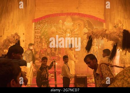 KOLKATA , INDIEN - 27. SEPTEMBER 2017 : Durga Puja Festival Ritual - Dhaakis (Trommler) Durchführung . Aufnahme bei Nacht unter farbigem Licht. Größtes Festival Stockfoto
