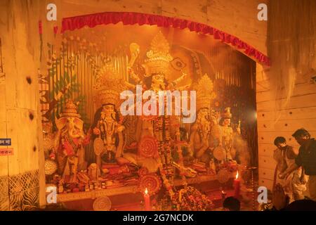 KOLKATA , INDIEN - 27. SEPTEMBER 2017 : Saptami Puja - junge Hindu-Priester verehren Göttin Durga unter heiligem Rauch, Durga Puja Festival Ritual. Aufnahme Stockfoto