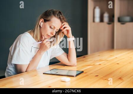 Eine junge Designerin zeichnet mit einem elektronischen Bleistift auf den Bildschirm eines digitalen Tablets Stockfoto